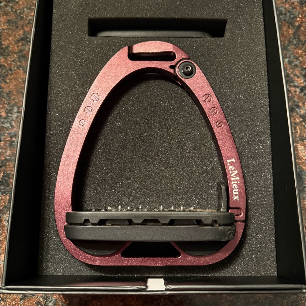 LeMieux Vector Balance Stirrups in auburn